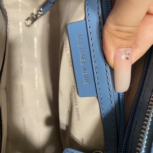 Lightly used gorgeous Michael Kors Selma Bag - Picture 2 of 2